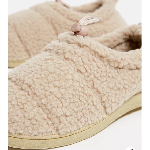 UO | sherpa hardsole slipper - Picture 3 of 5